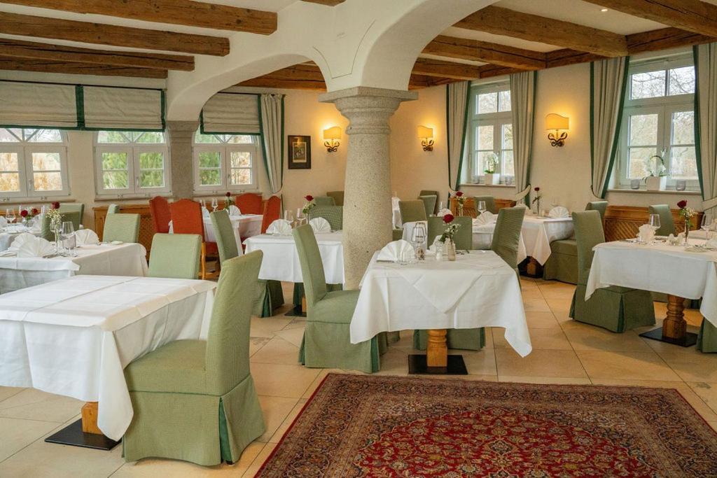 Gut Altholz Landhotel Und Restaurant Hutter Plattling Buitenkant foto